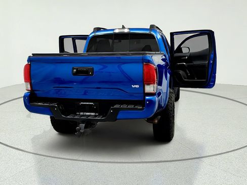Used 2017 Toyota Tacoma TRD Sport AWD/4WD image 12