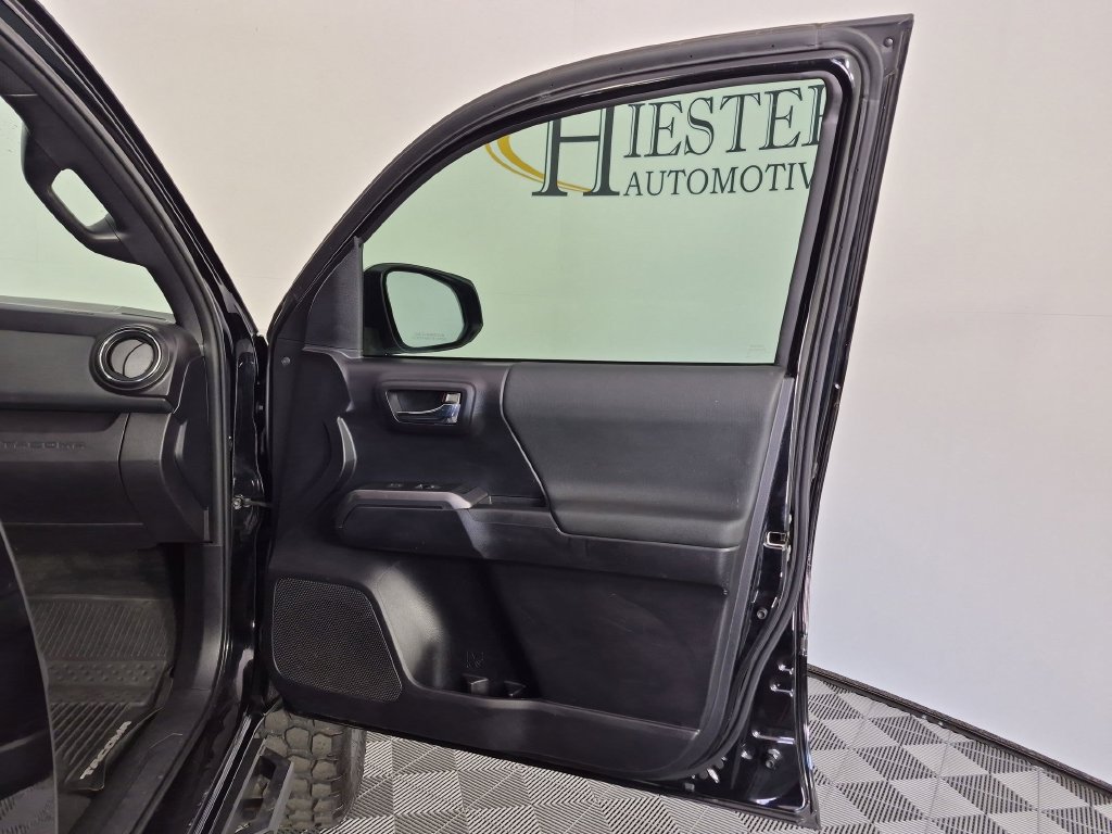 Used 2020 Toyota Tacoma TRD Sport AWD/4WD image 35