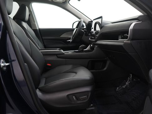 Used 2025 Toyota Grand Highlander AWD image 10