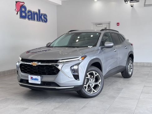 Certified 2024 Chevrolet Trax LT FWD image 2