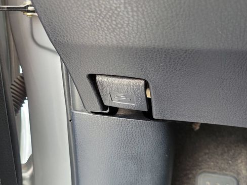 Used 2018 Toyota RAV4 LE FWD image 15