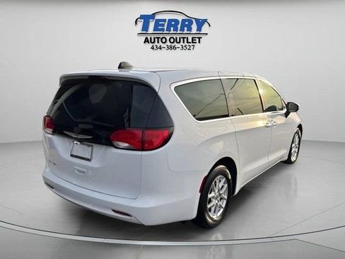 Used 2022 Chrysler Voyager LX FWD image 7