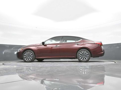 Used 2024 Nissan Altima 2.5 SV image 32