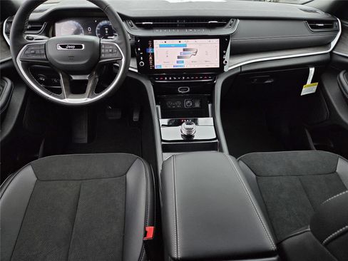 New 2026 Jeep Grand Cherokee L 2WD image 9