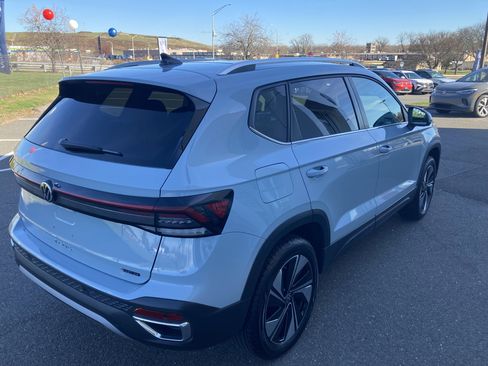 Certified 2025 Volkswagen Taos SE w/ Panoramic Sunroof Package image 6