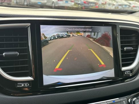 Certified 2024 Chrysler Pacifica Touring-L image 21