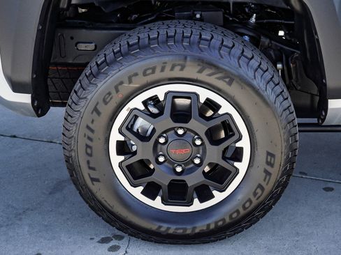 Certified 2025 Toyota Tacoma TRD Off-Road AWD/4WD image 11