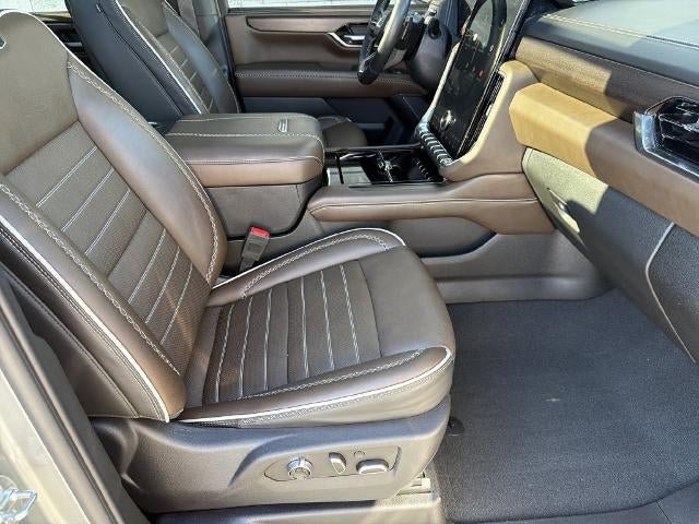 Used 2025 GMC Yukon Denali Ultimate AWD/4WD image 13