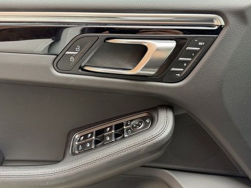 Certified 2024 Porsche Macan image 17