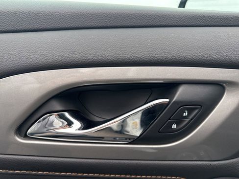Used 2020 Chevrolet Traverse LT FWD image 11