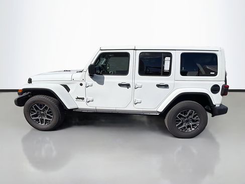 Used 2025 Jeep Wrangler Sahara image 6