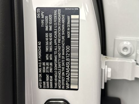 Certified 2025 Porsche Macan image 31