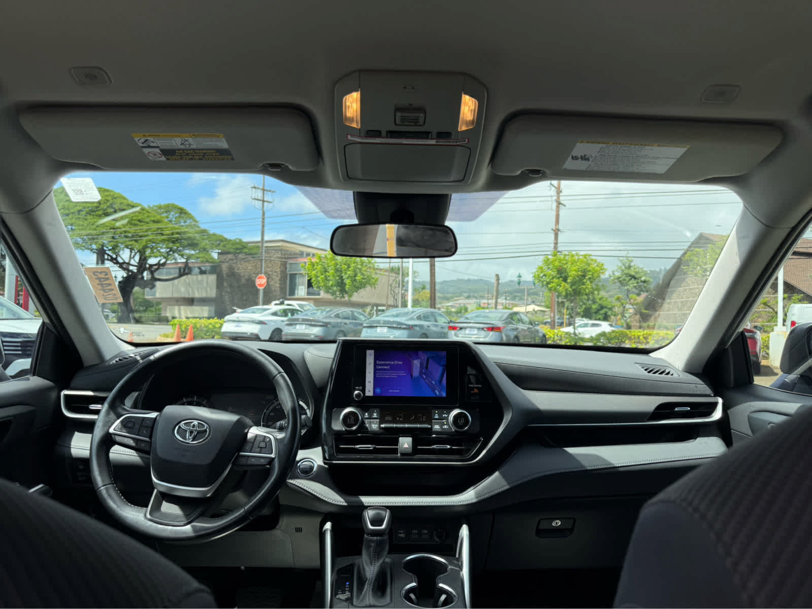Used 2023 Toyota Highlander LE FWD image 10