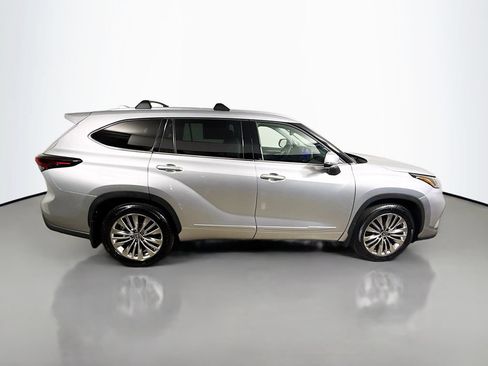 Certified 2025 Toyota Highlander Platinum AWD/4WD image 8