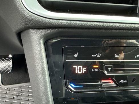 Certified 2025 Volkswagen Taos SE w/ Panoramic Sunroof Package image 20