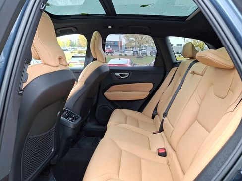 Used 2023 Volvo XC60 B5 Ultimate w/ Climate Package image 10