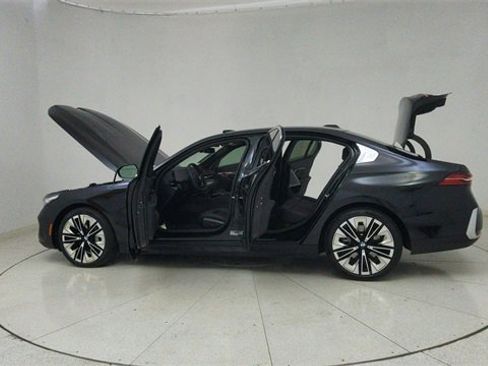 Used 2025 BMW 540i xDrive image 76