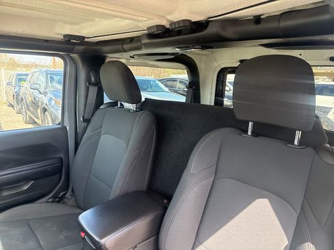 Used 2018 Jeep Wrangler Sport AWD/4WD image 16