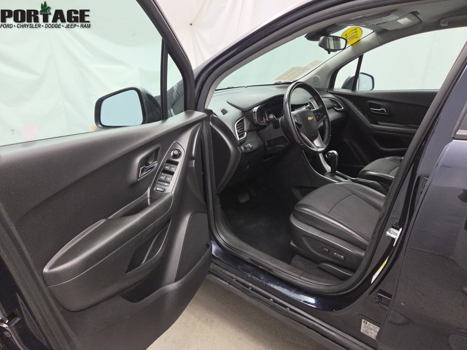 Used 2022 Chevrolet Trax LT w/ LT Convenience Package AWD/4WD image 11