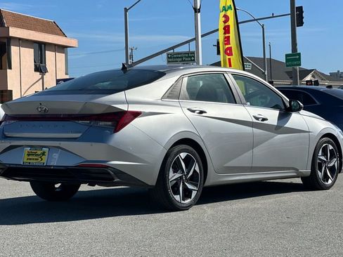 Used 2021 Hyundai Elantra Limited image 3