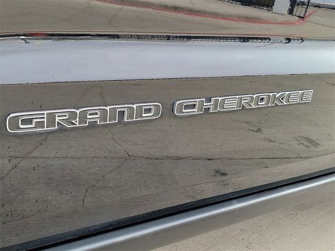 Used 2018 Jeep Grand Cherokee Laredo image 9