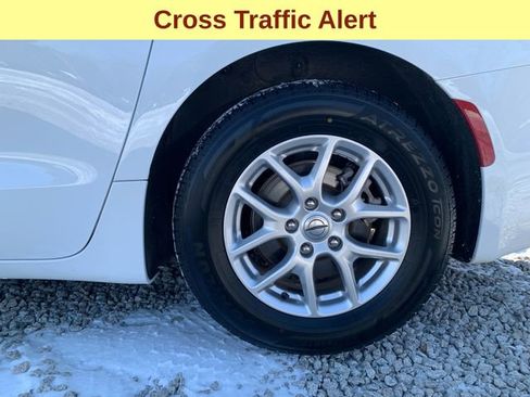 Used 2024 Chrysler Pacifica Touring-L image 9