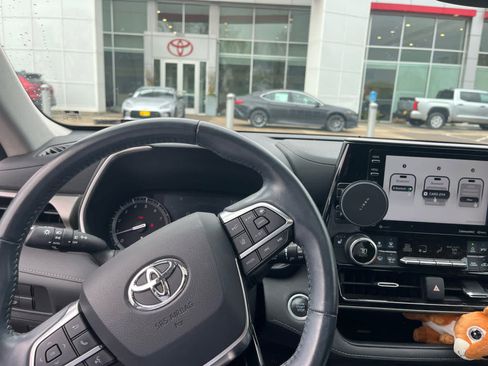 Used 2021 Toyota Highlander XLE AWD/4WD image 7