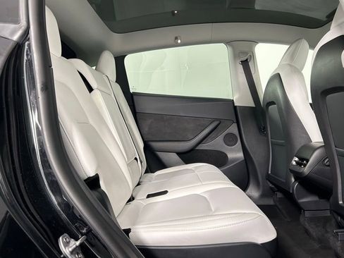 Used 2022 Tesla Model Y Long Range image 12