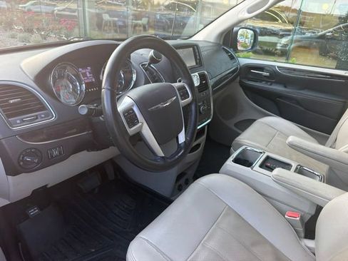 Used 2013 Chrysler Town & Country Touring-L w/ Driver Convenience Group FWD image 4