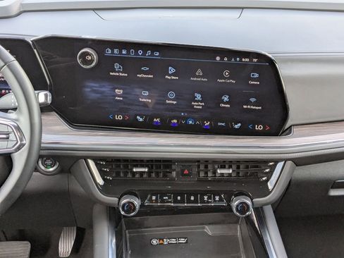 Used 2025 Chevrolet Suburban Z71 image 18