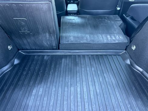 Used 2022 Toyota Prius L Eco image 12