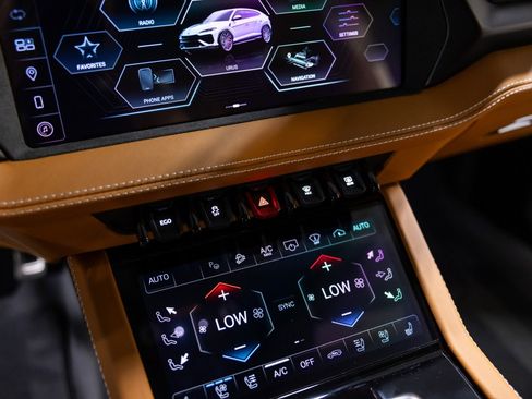 Used 2025 Lamborghini Urus SE image 44