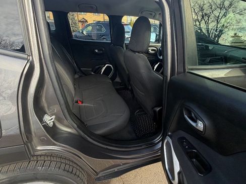 Used 2018 Jeep Renegade Latitude w/ Cold Weather Group image 31