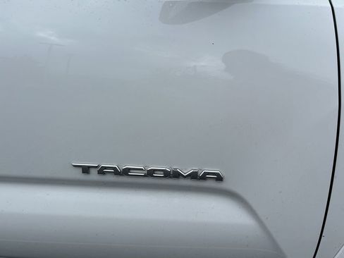 Used 2017 Toyota Tacoma TRD Sport AWD/4WD image 13