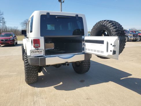 Used 2015 Jeep Wrangler Unlimited Sahara w/ Connectivity Group AWD/4WD image 29