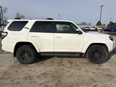Used 2017 Toyota 4Runner TRD Off-Road image 3
