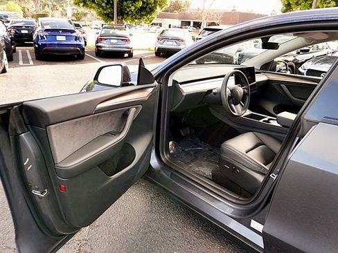 Used 2023 Tesla Model Y 2WD image 43