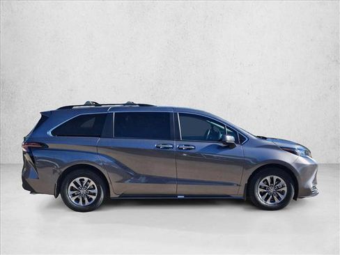 Used 2023 Toyota Sienna XLE image 4