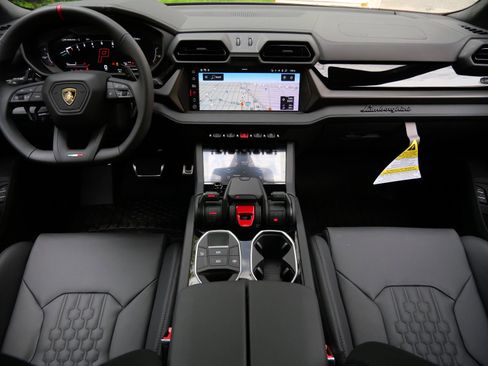 Used 2025 Lamborghini Urus SE image 7