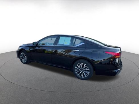 Used 2025 Nissan Altima 2.5 SV FWD image 10