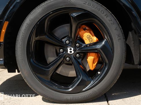 Used 2025 Bentley Bentayga image 12