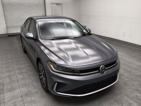 Used 2025 Volkswagen Jetta SE FWD image 13