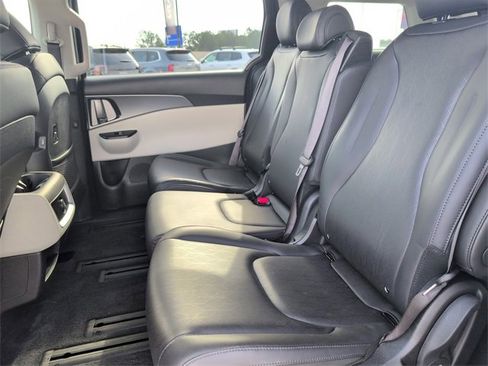 Used 2023 Kia Carnival LX image 27