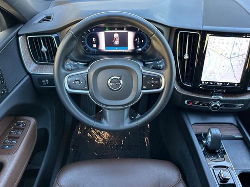 Certified 2022 Volvo XC60 B5 Momentum image 17