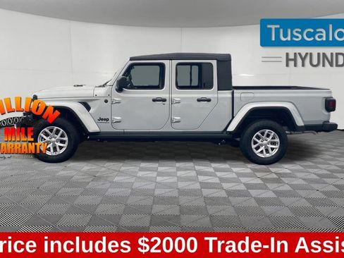 Used 2023 Jeep Gladiator Sport image 5
