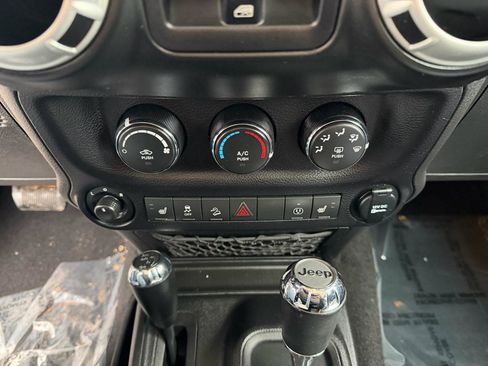 Used 2014 Jeep Wrangler Unlimited Sahara w/ Connectivity Group image 13