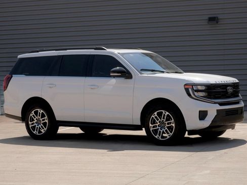 Used 2025 Ford Expedition Active AWD/4WD image 1