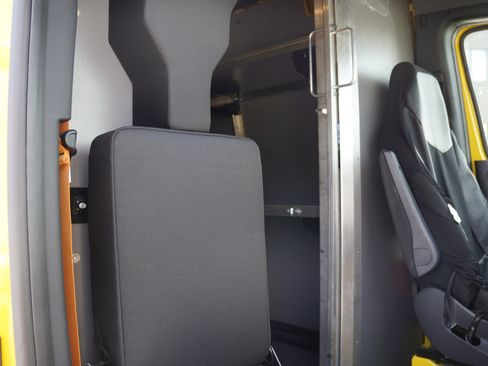 Used 2021 Mercedes-Benz Sprinter 2500 image 32