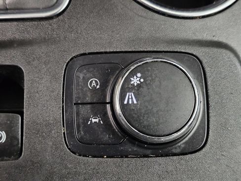 Used 2022 Chevrolet Traverse LT FWD image 22