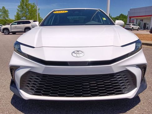 Used 2025 Toyota Camry SE FWD image 9